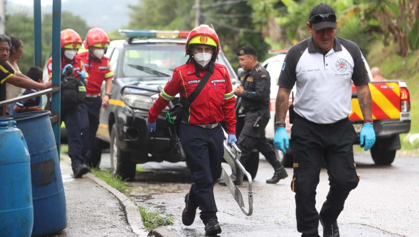 Socorristas, policías e investigadores ingresan al Centro Preventivo para Hombre de la zona 18. (Foto Prensa Libre: Juan Diego González)  