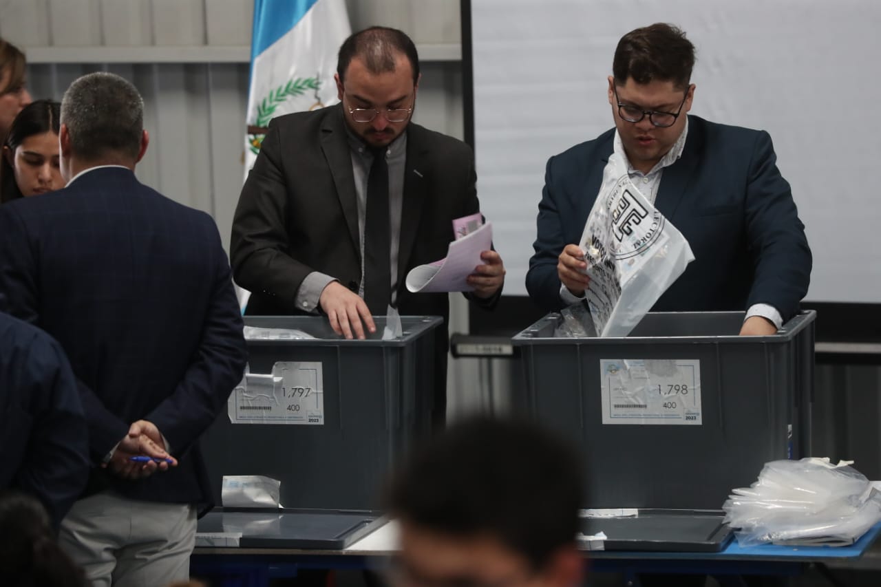 El martes 4 de julio se comenzó con la revisión de las actas electorales. (Foto Prensa Libre: oberto López)