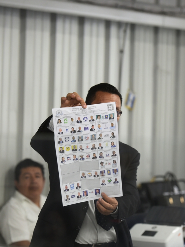 Partido de Giammattei pide recuento de votos manual en comicios en GuatemalaAME994. CIUDAD DE GUATEMALA (GUATEMALA), 04/07/2023.- Un integrante de la Junta Electoral Departamental muestra una boleta impugnada durante la segunda audiencia de revisión de escrutinio de las pasadas elecciones generales, hoy, en Ciudad de Guatemala. La agrupación política Vamos, del presidente guatemalteco Alejandro Giammattei, exigió este martes un recuento de votos manual en la revisión de los resultados de las elecciones generales del pasado 25 de junio, mientras fiscales de otros partidos han rebatido su postura. Es por ello que las juntas electorales de los 22 departamentos del país centroamericano se reunieron este martes para cumplir con la resolución y revisar las actas de votación que pudieran ser impugnadas. EFE/ Edwin Bercián