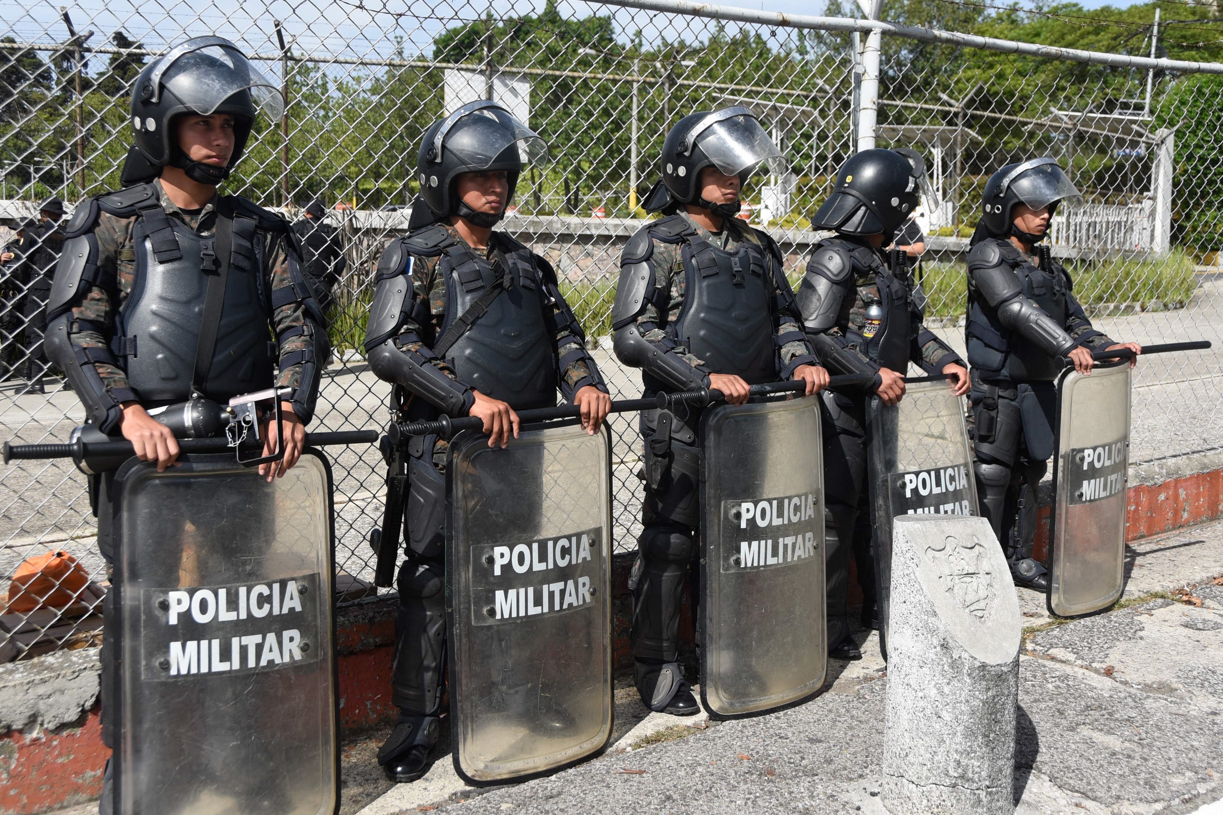 Efectivos policiales y militares resguardan el centro de operaciones del TSE, en el Parque de lndustria, donde se encuentran las cajas electorales. (Foto Prensa Libre:  AFP)