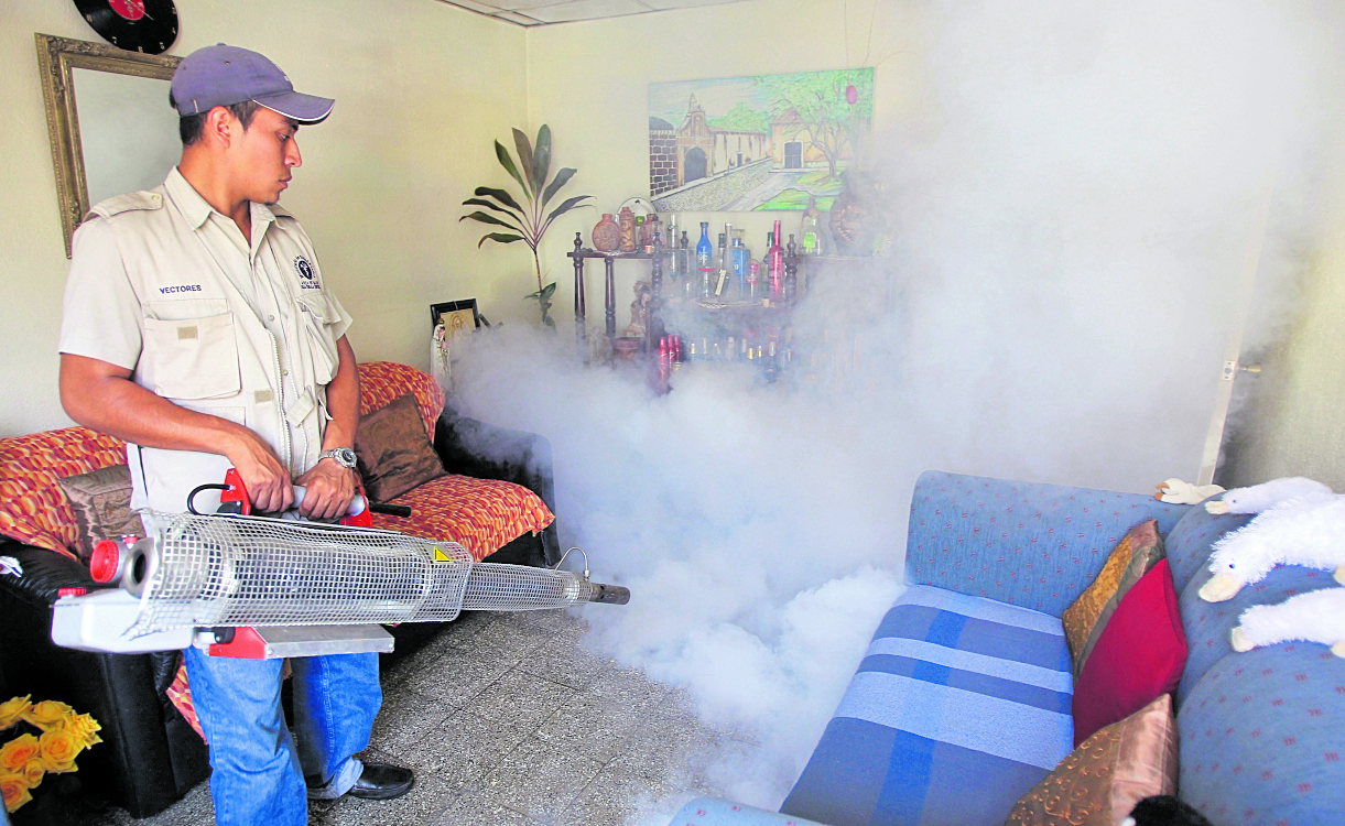Trabajadores del ministerio de Salud realizan trabajos de fumigación para evitar proliferación de zancudos que transmiten el dengue. (Foto Prensa Libre: Esbin García)