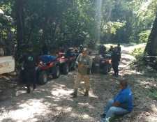 Un grupo de guardabosques de un parque nacional en Petén llevaron a cabo un operativo para arrestar a dos cazadores ilegales. Estos huyeron, pero después lanzaron amenazas a algunas personas. (Foto Prensa Libre: captura de pantalla).