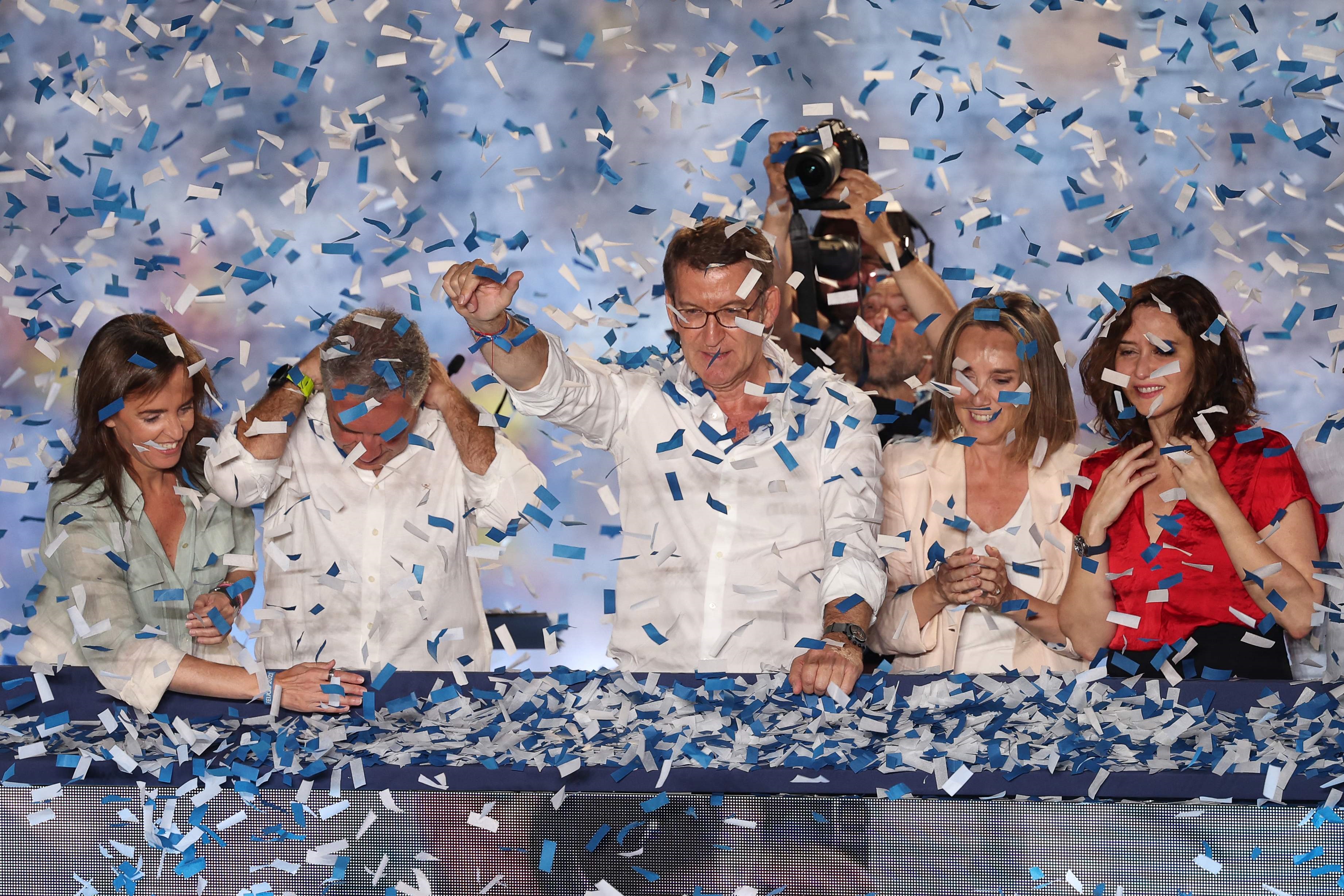 El líder del Partido Popular, Alberto Núnez Feijóo, celebra la victoria electoral, no obstante el partido no alcanzó la mayoría necesaria para hacer gobierno. (Foto Prensa Libre. AFP)