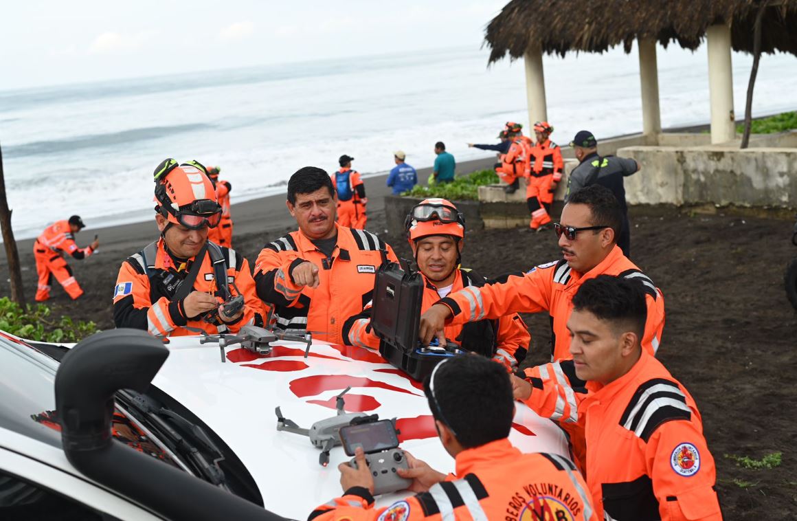 Bomberos organizaron la búsqueda con drones en las playas de Iztapa, Escuintla, para hallar a las dos hermanas que fueron arrastradas por el mar. (Foto Prensa Libre: Bomberos Voluntarios)