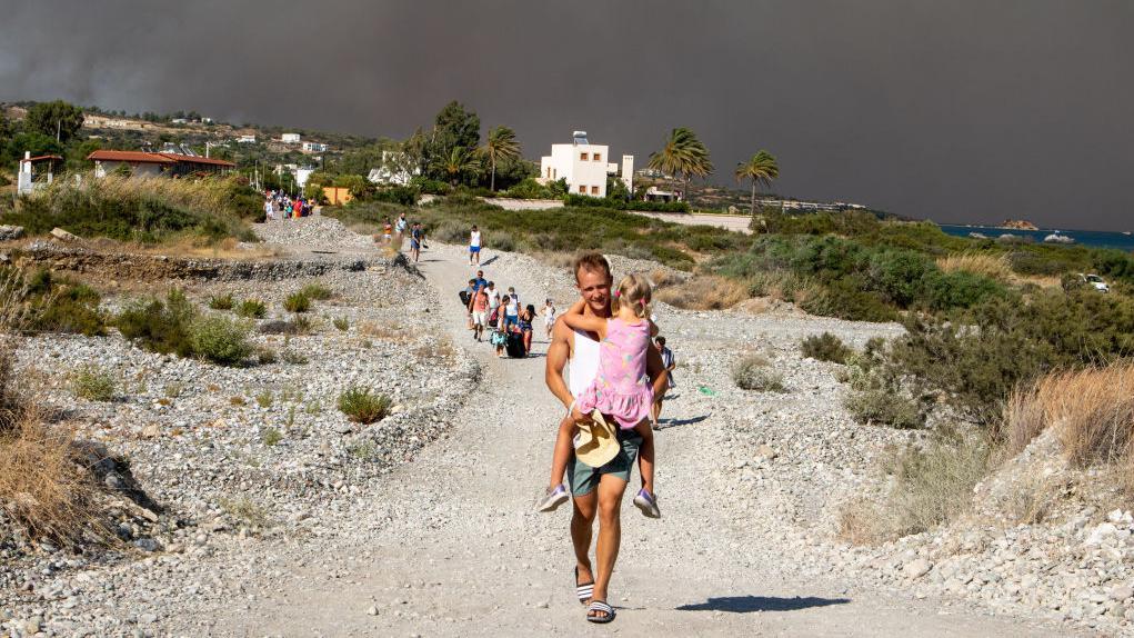 Los incendios tienen lugar en medio de la temporada de mayor actividad turística en Grecia. 