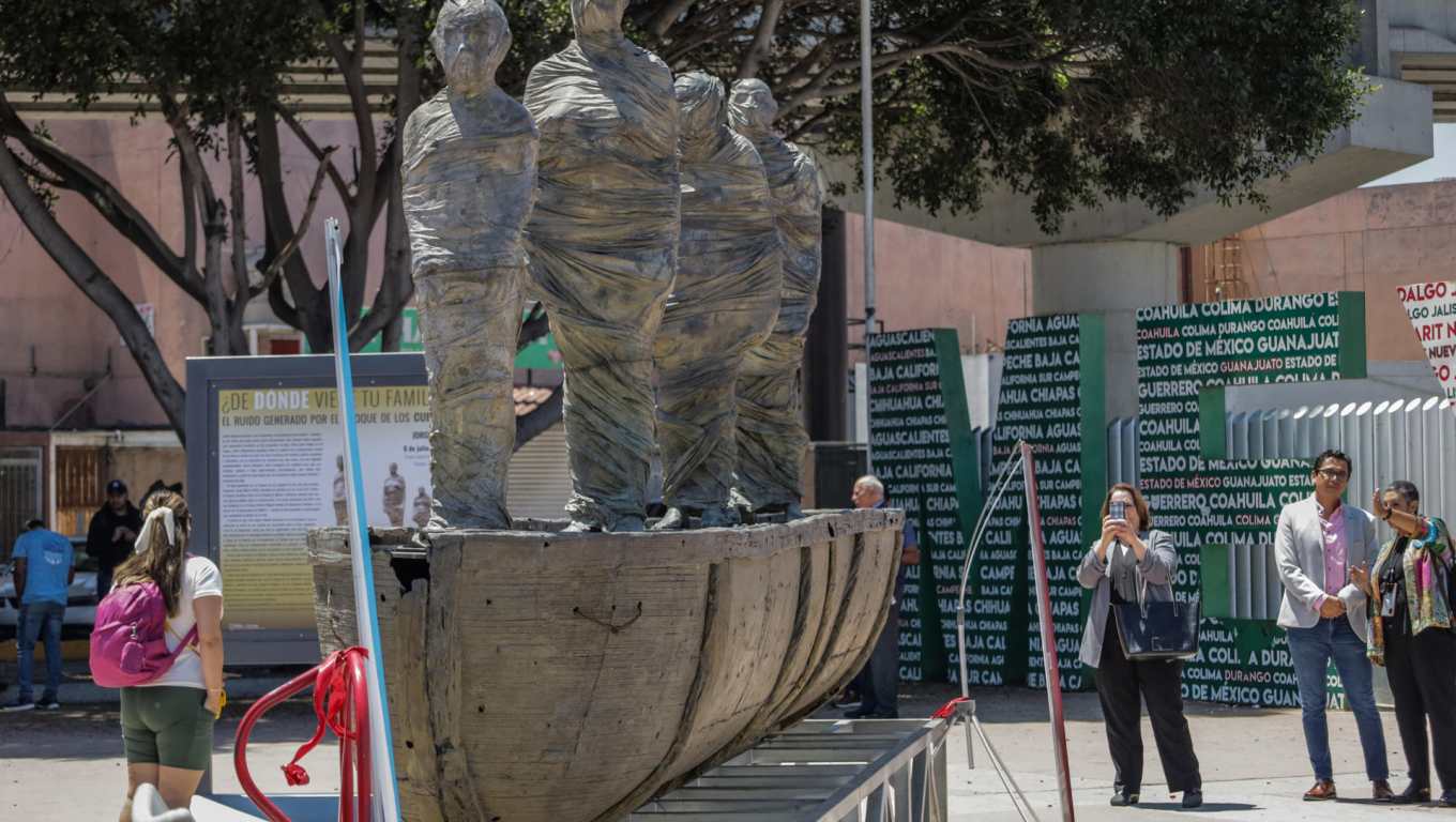 La escultura de cuatro migrantes en una balsa reivindica derechos en la frontera de México