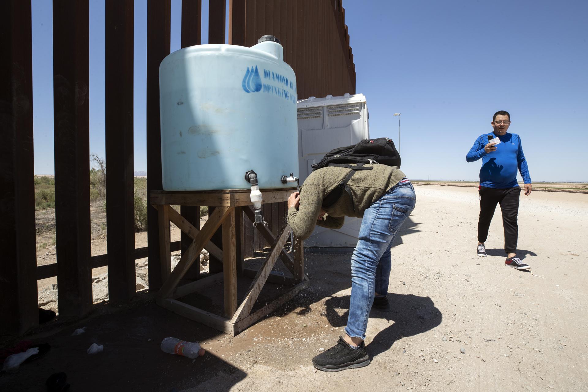 Aumentan estaciones de agua en la frontera de Arizona y México tras dos muertes por calor