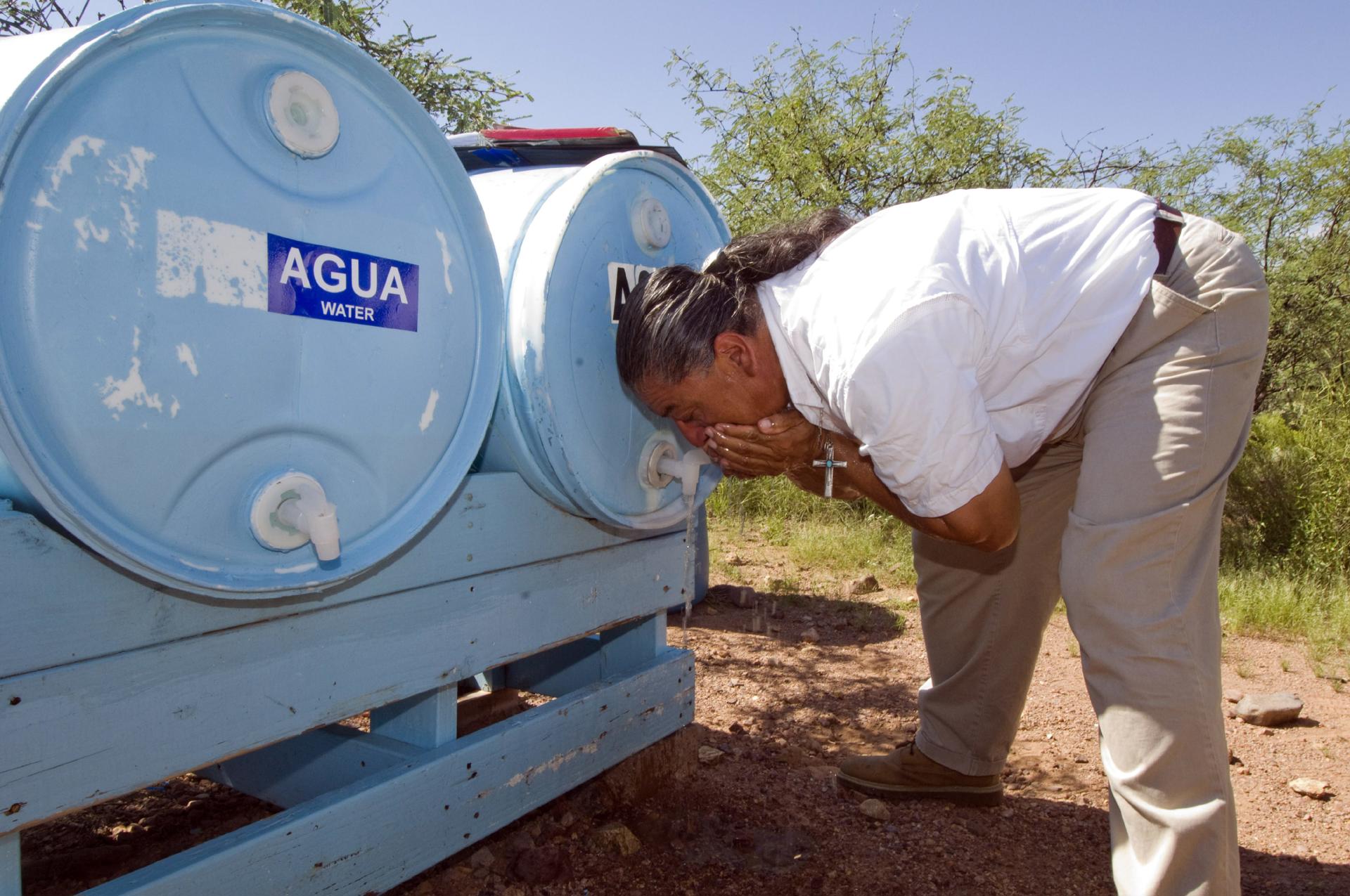 Aumentan estaciones de agua en la frontera de Arizona y México tras dos muertes por calor