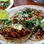 De la amplia variedad de tacos, los de pastor son los más populares en Ciudad de México. (GETTY IMAGES)