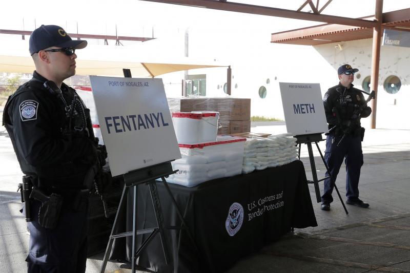 Oficiales de Aduanas y Protección Fronteriza exponen una importante incautación de fentanilo. (Foto Prensa Libre: Gobierno de Estados Unidos).