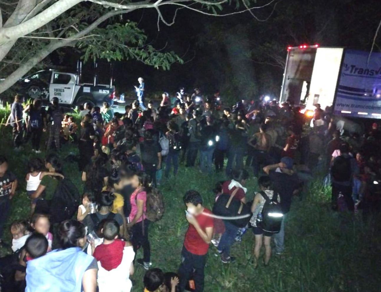 152 guatemaltecos fueron hallados en el camión que fue abandonado en ciudad Cardel, Veracruz. (Foto Prensa Libre: INM)