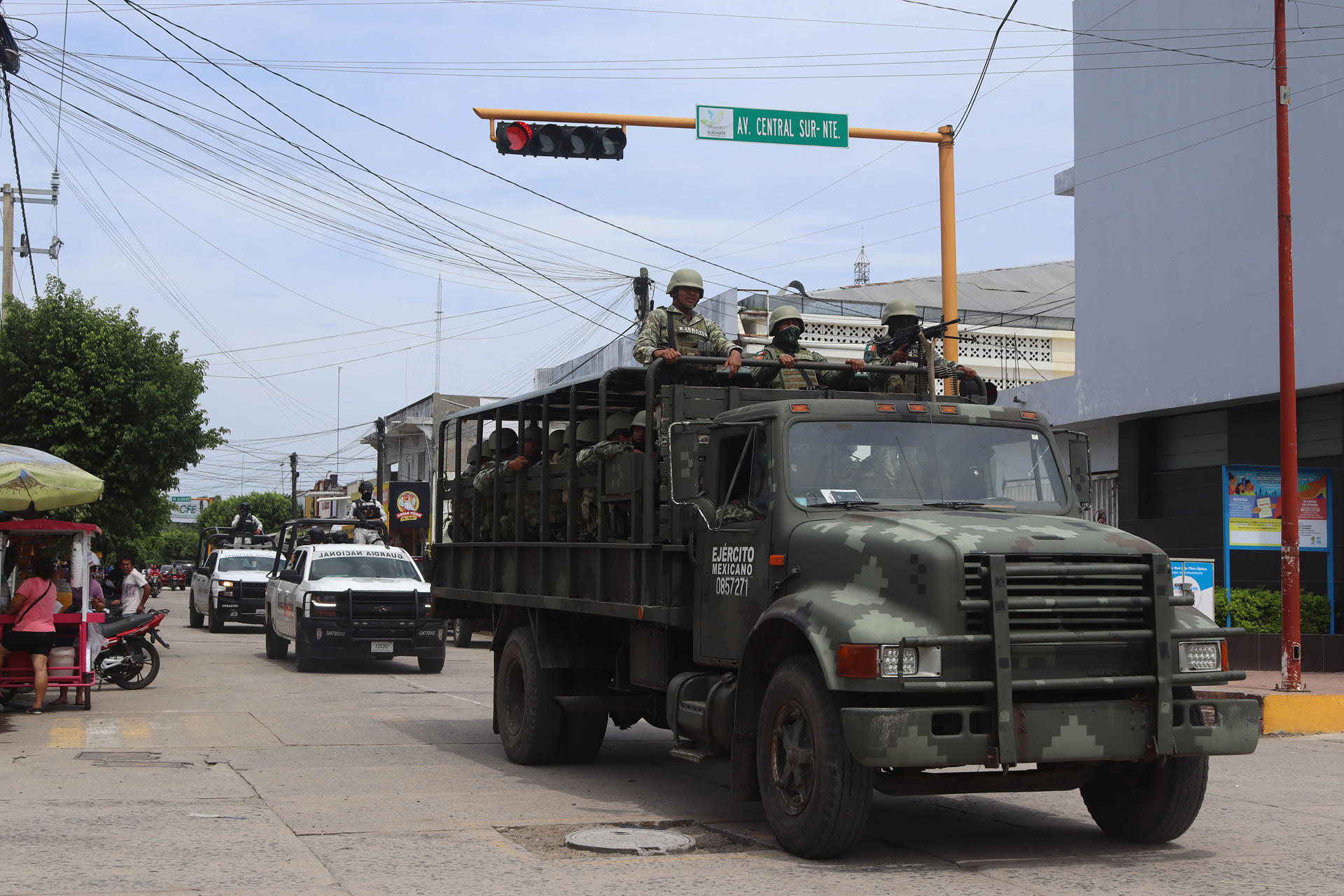 México despliega 300 militares más en la frontera sur para frenar al crimen organizado