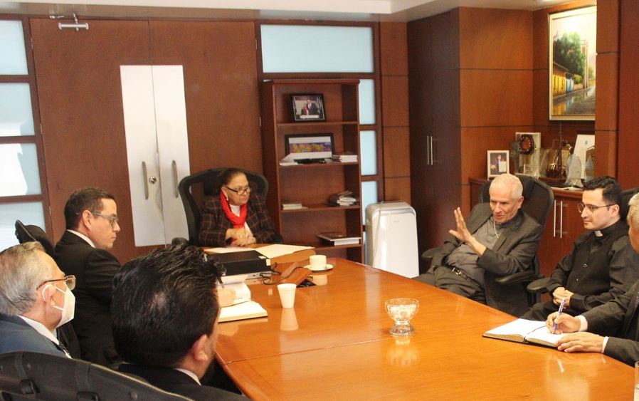 Gonzalo de Villa en la reunión con la fiscal general del MP, Consuelo Porras, y otros empleados de esa entidad. (Foto Prensa Libre: MP)