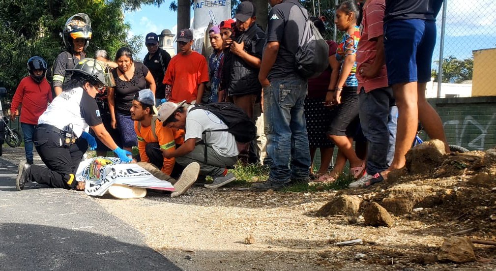 En el ingreso al municipio de Villa Canales, Guatemala, sujetos armados asesinaron a Erick Estuardo Santos Pérez, de 32 años, este 31 de julio. (Foto Prensa Libre: Bomberos Voluntarios).