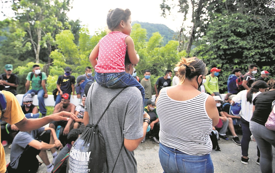 Una caravana de migrantes hondureños de 2020.  Miles de ciudadanos de este país, así como de El Salvador y Nicaragua atraviesan Guatemala  cada año. (Foto Prensa Libre: Hemeroteca PL)