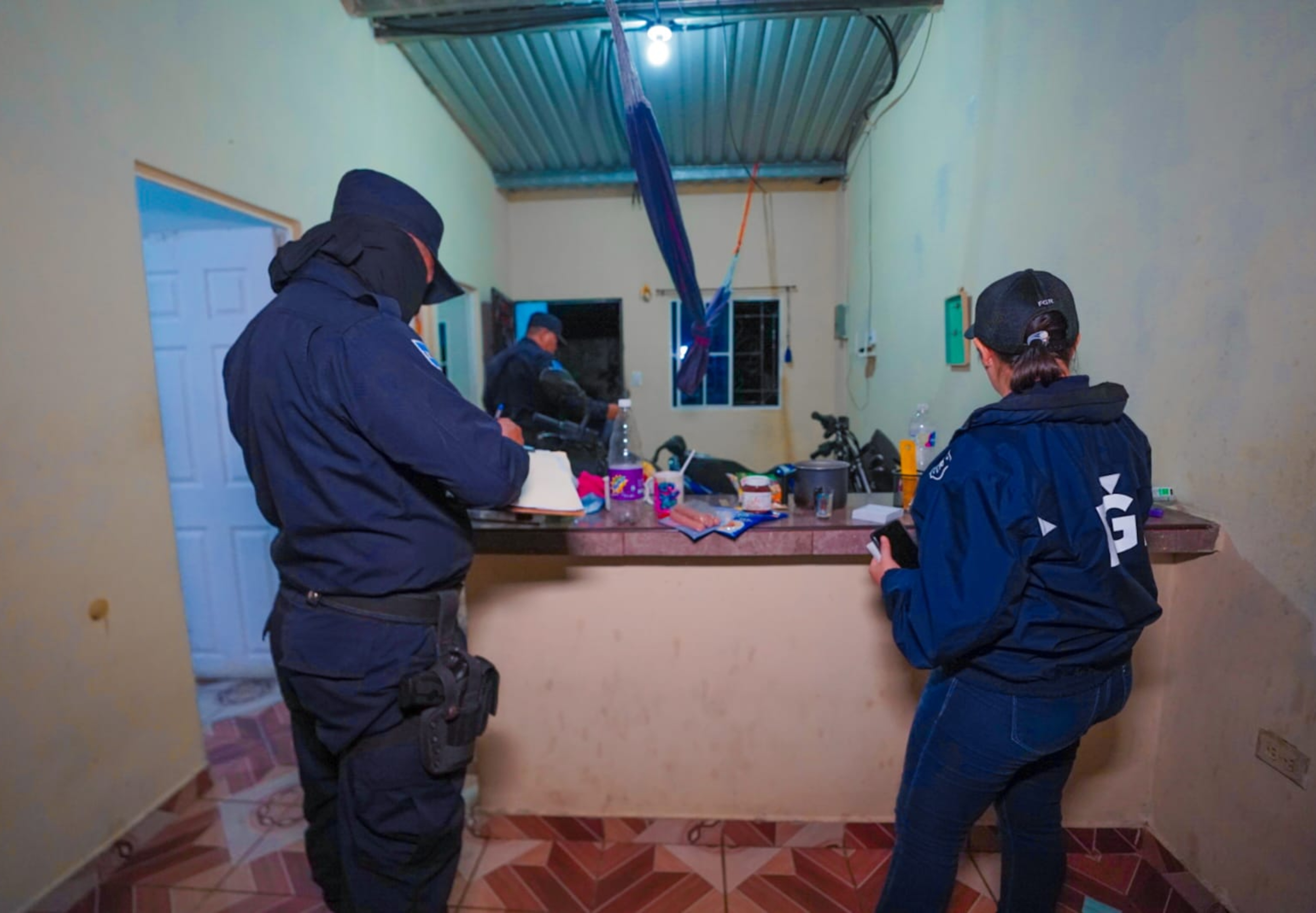 En las últimas semanas la Fiscalía General de El Salvador ha llevado a cabo allanamientos en inmuebles donde suponen residen "prestamistas colombianos".  (Foto Prensa Libre: Fiscalía General de la República de El Salvador).