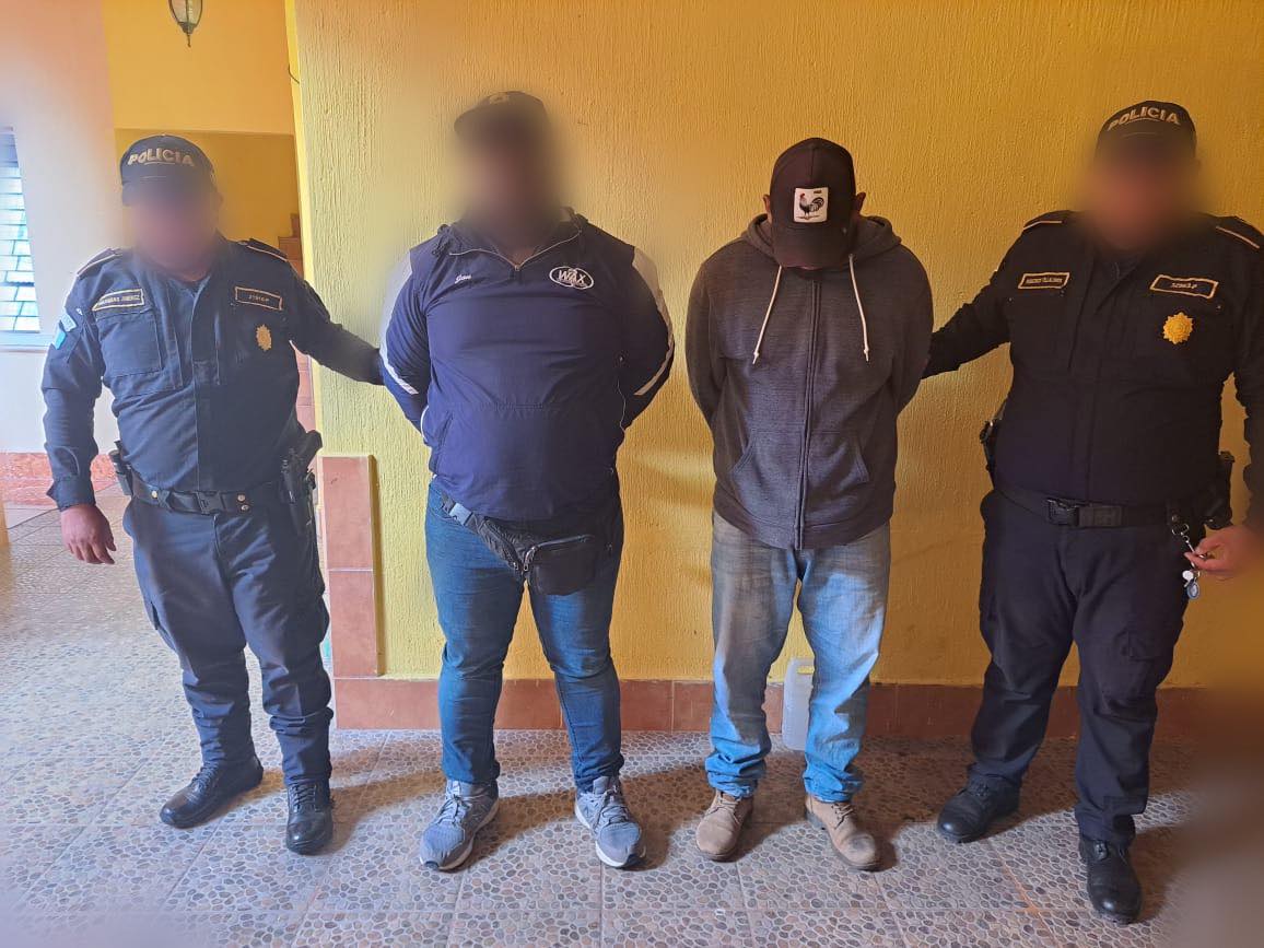 La Policía Nacional Civil (PNC) reportó la captura de dos presuntos cobradores colombianos en aldea La Unión, Santa Catarina Mita, Jutiapa, el 31 de julio de 2023. (Foto Prensa Libre: PNC)  