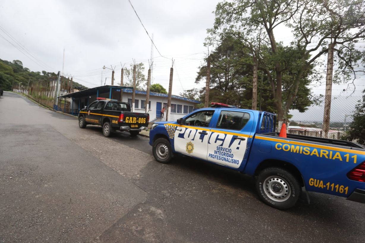 Autoridades en el Centro Preventivo para Hombres de la zona 18, en donde se reporta un muerto y tres heridos en incidente. (Foto Prensa Libre: Juan Diego González)