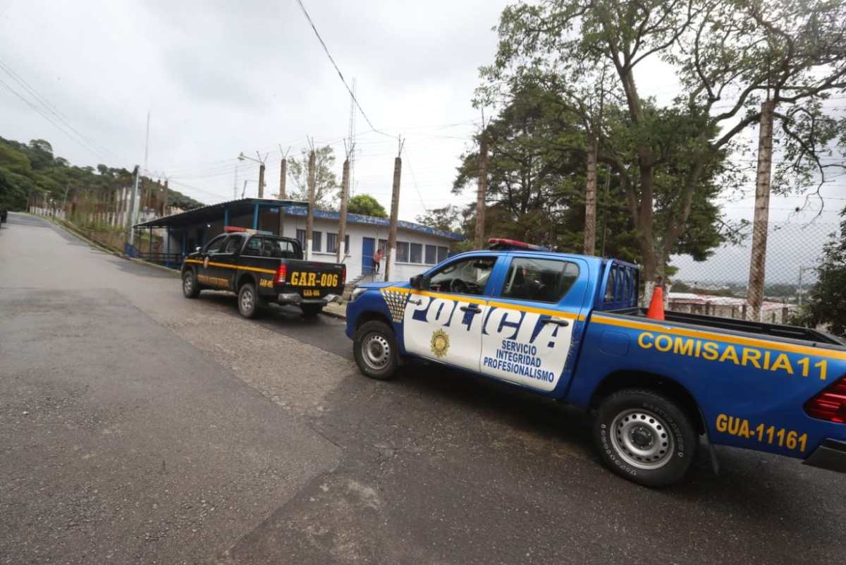 Autoridades en el Centro Preventivo para Hombres de la zona 18, en donde se reporta un muerto y tres heridos en incidente. (Foto Prensa Libre: Juan Diego González)