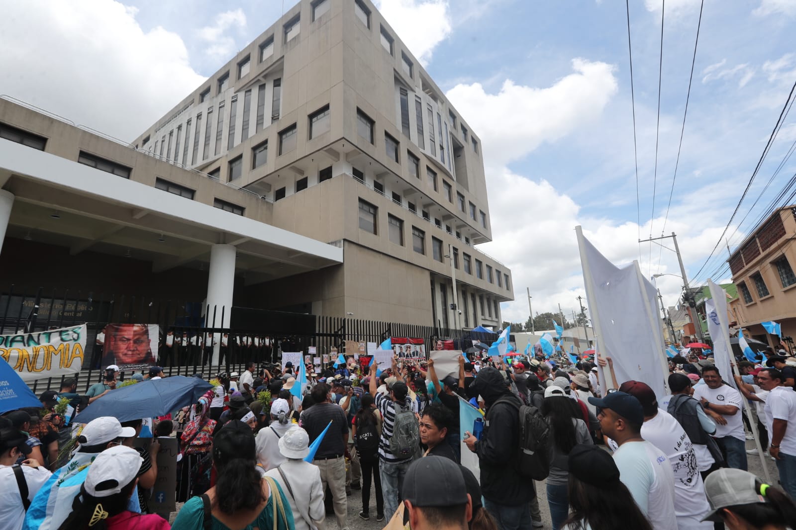 La manifestación de este 23 de julio concluyó frente a la sede del Ministerio Público, donde con distintas consignas los guatemaltecos pidieron la renuncia de la Fiscal General Consuelo Porras. (Foto Prensa Libre: Elmer Vargas)