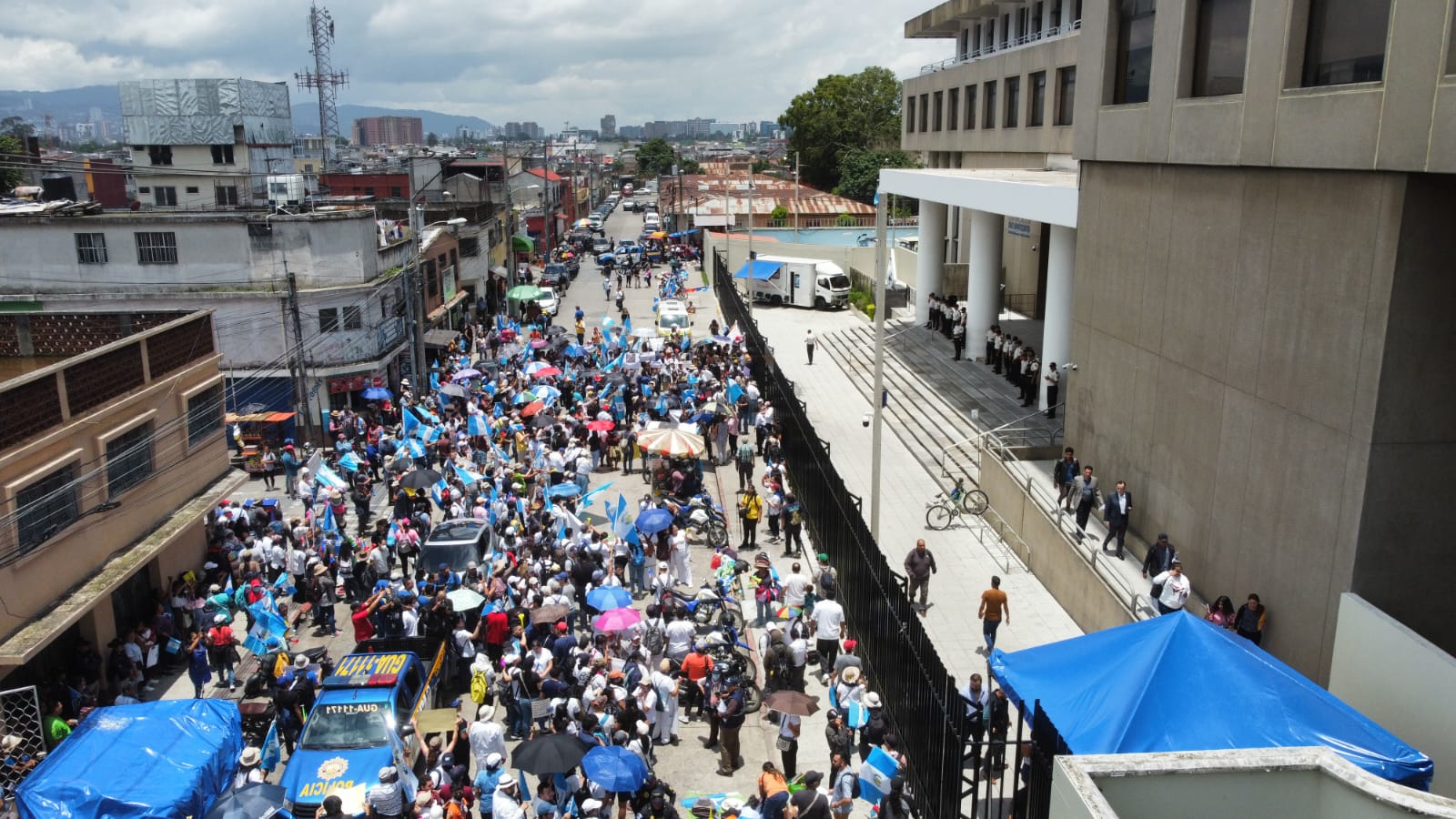 Protesta este 24 de julio de 2023, frente al MP, para exigir la reuncia de la fiscal Consuelo Porras y de Rafael Curruchiche. (Foto Prensa Libre: Carlos Hernández)