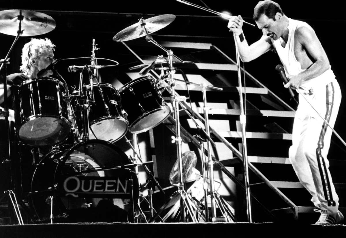 Freddie Mercury, líder del grupo británico "Queen", durante su actuación en el Mini Estadio del F.C. Barcelona, España, en 1986. (Foto Prensa Libre: EFE)