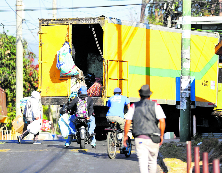 Recolectores de basura señalan dificultades para cumplir con la clasificación de la basura, que entra el vigencia el próximo 11 de agosto. (Foto Prensa Libre: Hemeroteca PL)