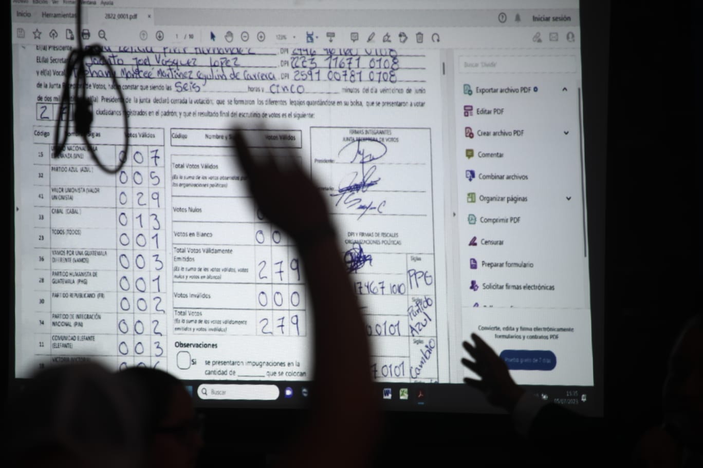Las Juntas Electorales Departamentales le han dado cumplimiento a un amparo que otorgó la CC a nueve agrupaciones políticas para revisar el escrutinio de la primera vuelta electoral. (Foto Prensa Libre: Carlos Hernández Ovalle).