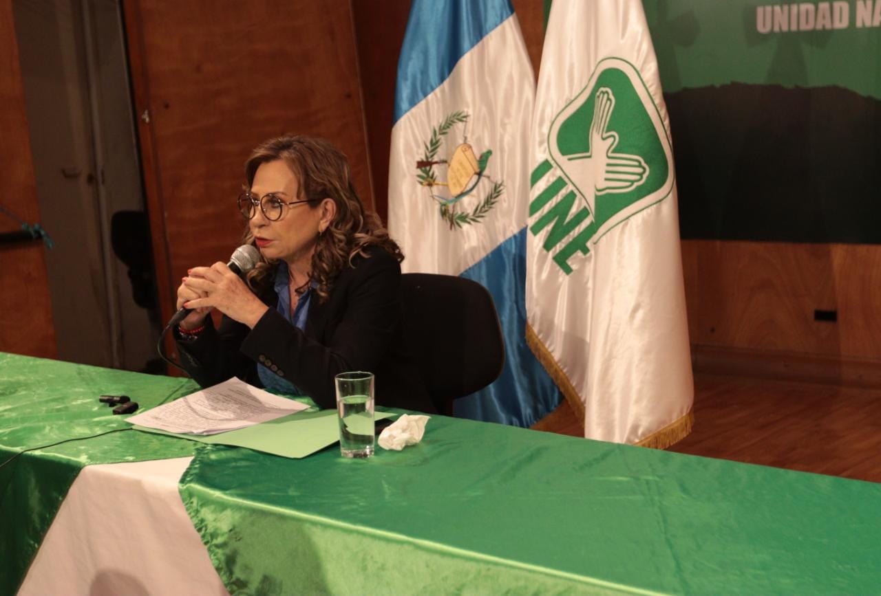 Sandra Torres, candidata presidencial de la UNE, anuncia que suspenderá campaña política mientras se aclara la situación electoral del país, por el Movimiento Semilla. (Foto Prensa Libre: Esbin García)