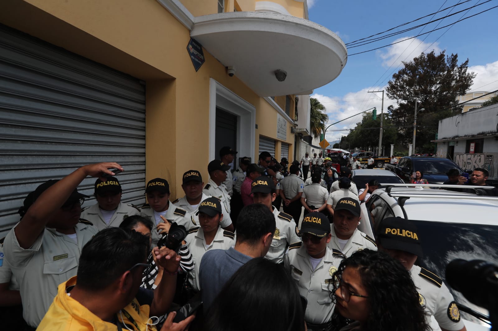 Allanamiento en la sede del Movimiento Semilla por parte de la Feci y la PNC. (Foto Prensa Libre: Elmer Vargas)
