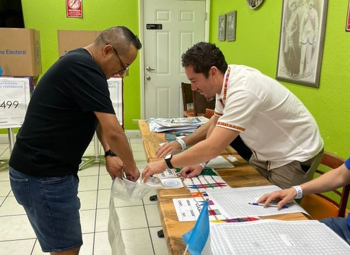 Un votante emite su sufragio en Miami, Florida, el pasado 25 de junio cuando se desarrolló la primera vuelta electoral. (Foto: Jevex/TSE)
