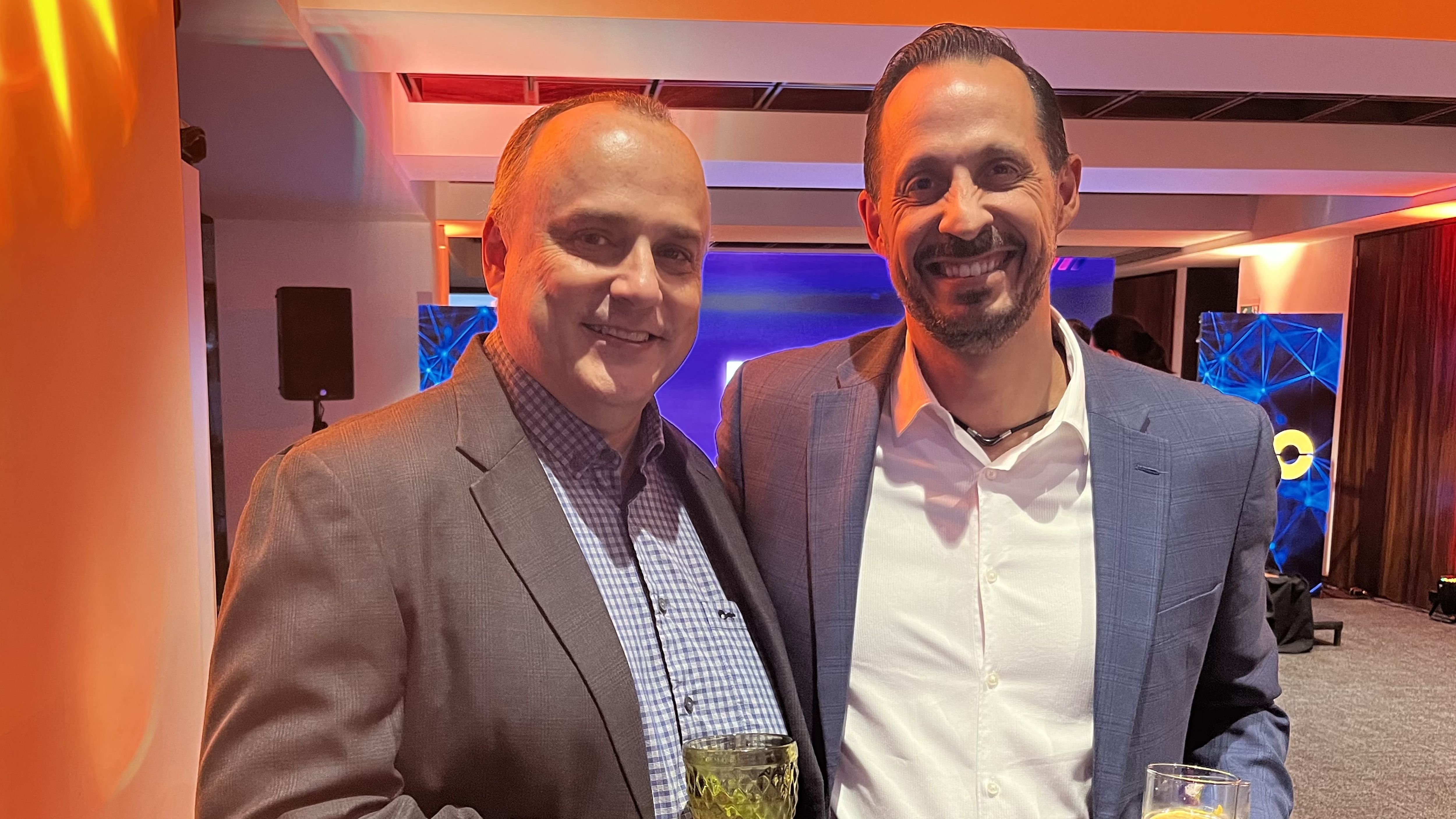 Rafael Bardales, director IT CBC y Marco Saenz, director ejecutivo de KIO CA&C.
