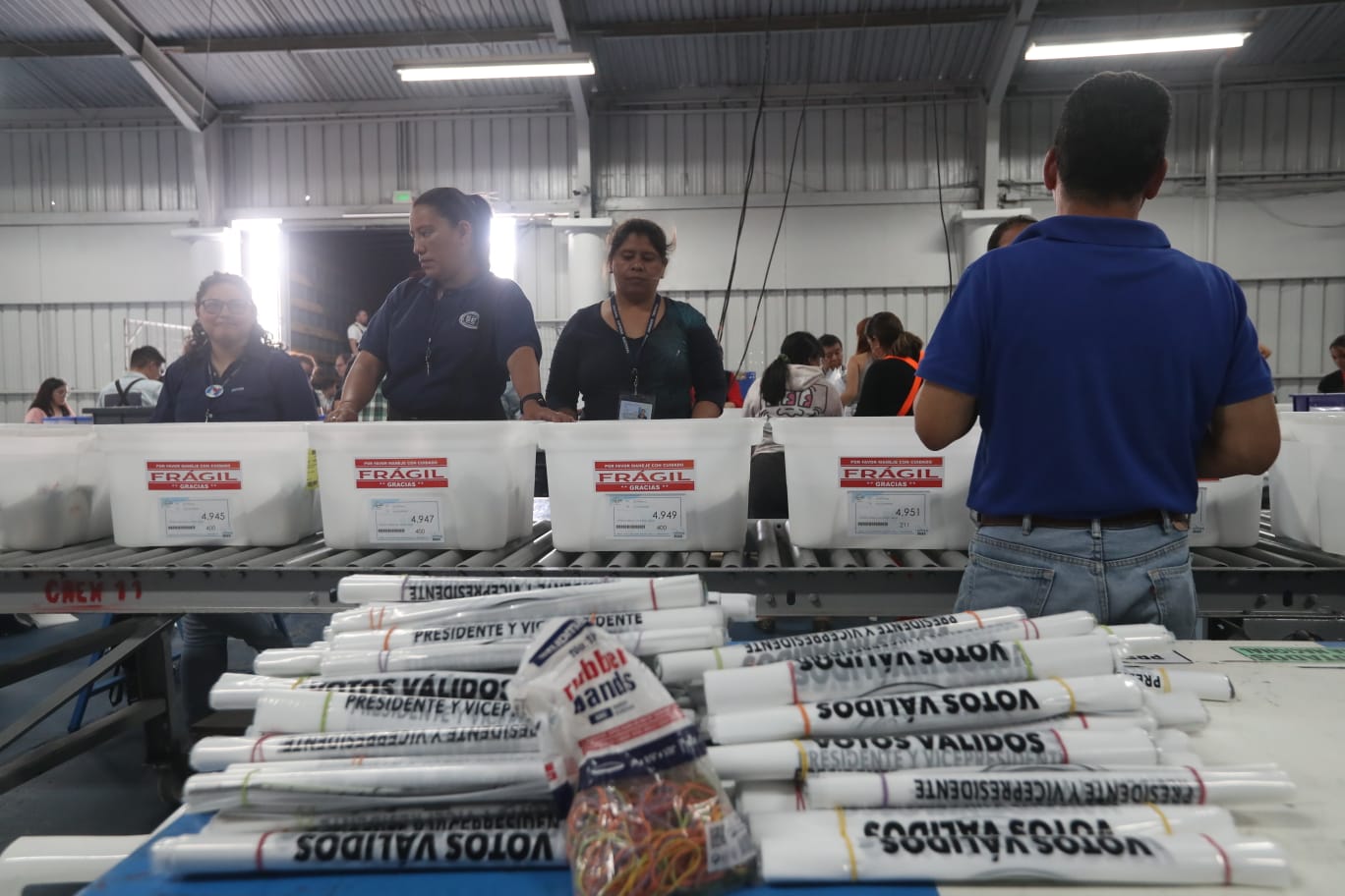 Traslado del material electoral previo a la segunda vuelta electoral del domingo 20 de agosto. (Foto Prensa Libre: Roberto López)