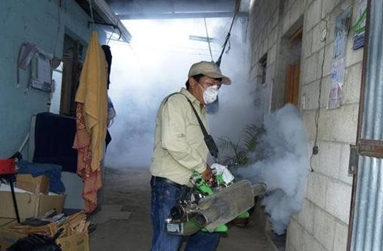 La fumigación es el último paso en el protocolo para erradicar el mosquito que contagia el dengue. (Foto Prensa Libre: Hemeroteca PL)