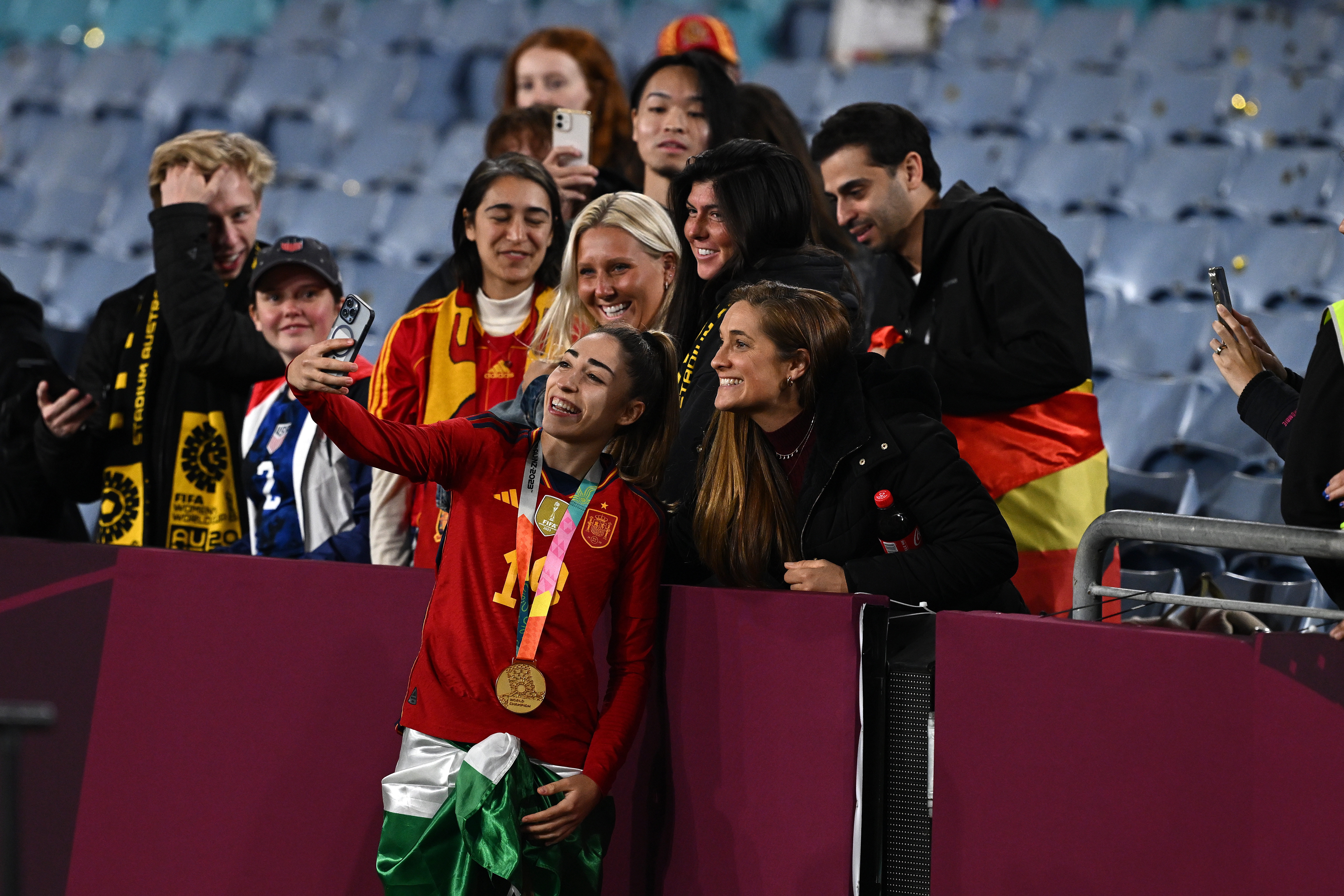 La jugadora de España Olga Carmona celebra con fans luego de ganar la primera Copa Mundial de la FIFA a Inglaterra. (Foto Prensa Libre: EFE)