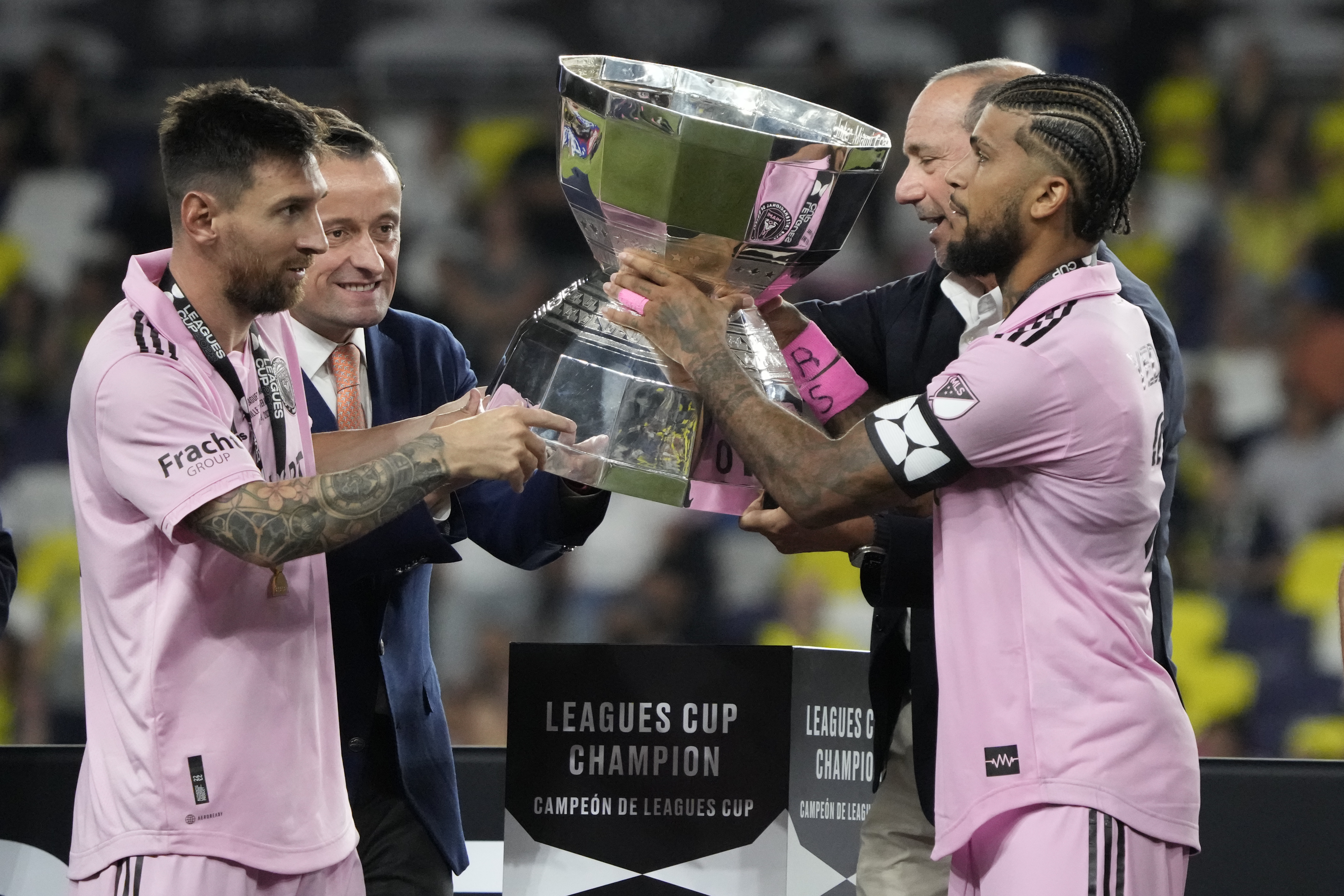 Messi y Yedlin con la Leagues Cup