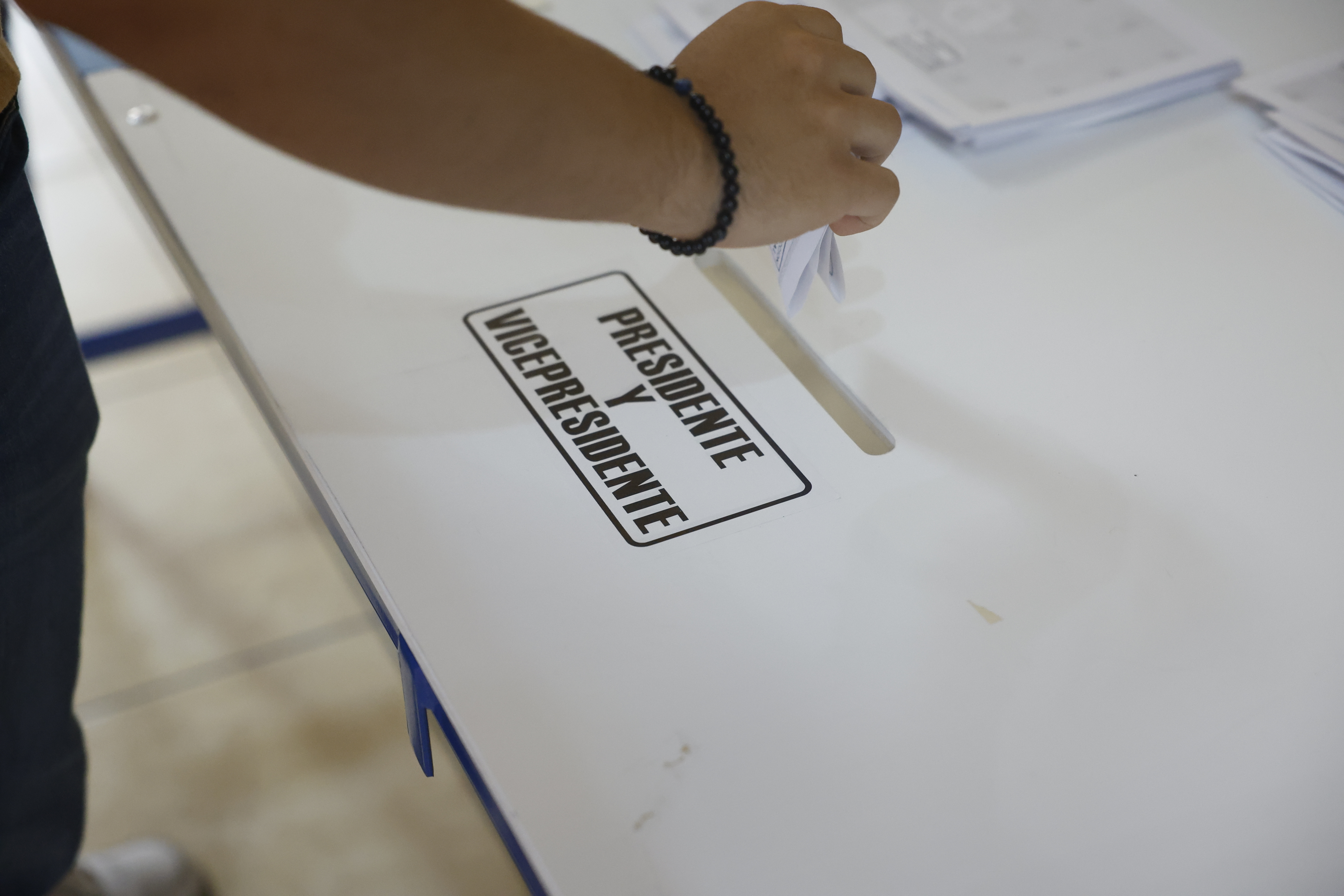 AME2812. CIUDAD DE GUATEMALA (GUATEMALA), 20/08/2023.- Una persona acude a votar para la segunda vuelta de las elecciones presidenciales hoy, en Ciudad de Guatemala (Guatemala). Los centros de votación de Guatemala abrieron este domingo sus puertas para la jornada electoral, donde el país centroamericano decidirá a su próximo presidente para el período 2024-2028. Son casi 3.500 centros de votación donde 9,3 millones de guatemaltecos están empadronados para ejercer su sufragio. Los candidatos que se disputan la presidencia son la ganadora de la primera vuelta celebrada el pasado 25 de junio, Sandra Torres Casanova, de la Unidad Nacional de la Esperanza (UNE) y el segundo lugar, el académico progresista Bernardo Arévalo de León, del Movimiento Semilla. EFE/ Esteban Biba