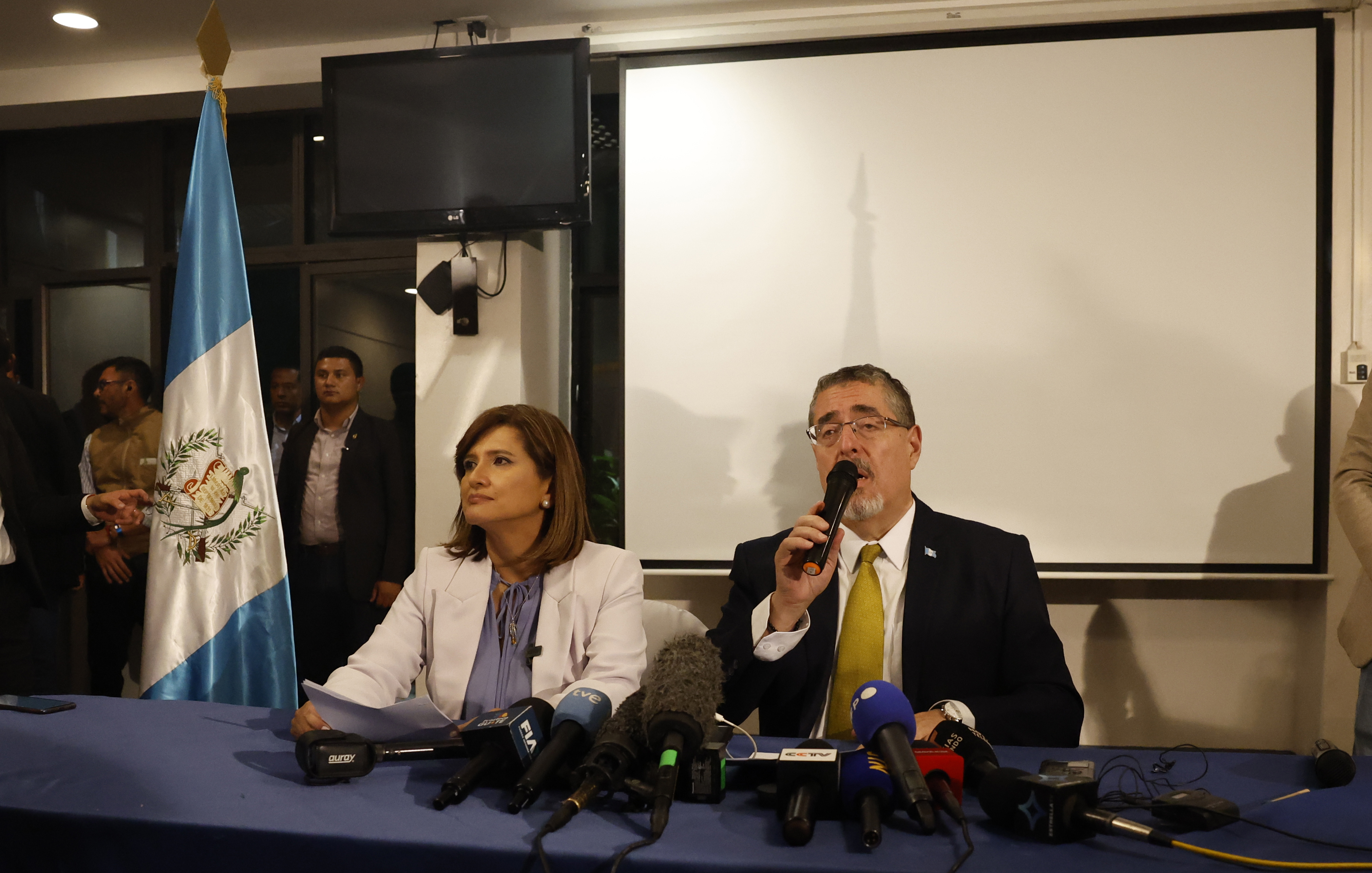 El presidente electo de Guatemala, Bernardo Arévalo y la vicepresidenta electa Karin Herrera en Ciudad de Guatemala.  (Foto Prensa Libre: EFE)