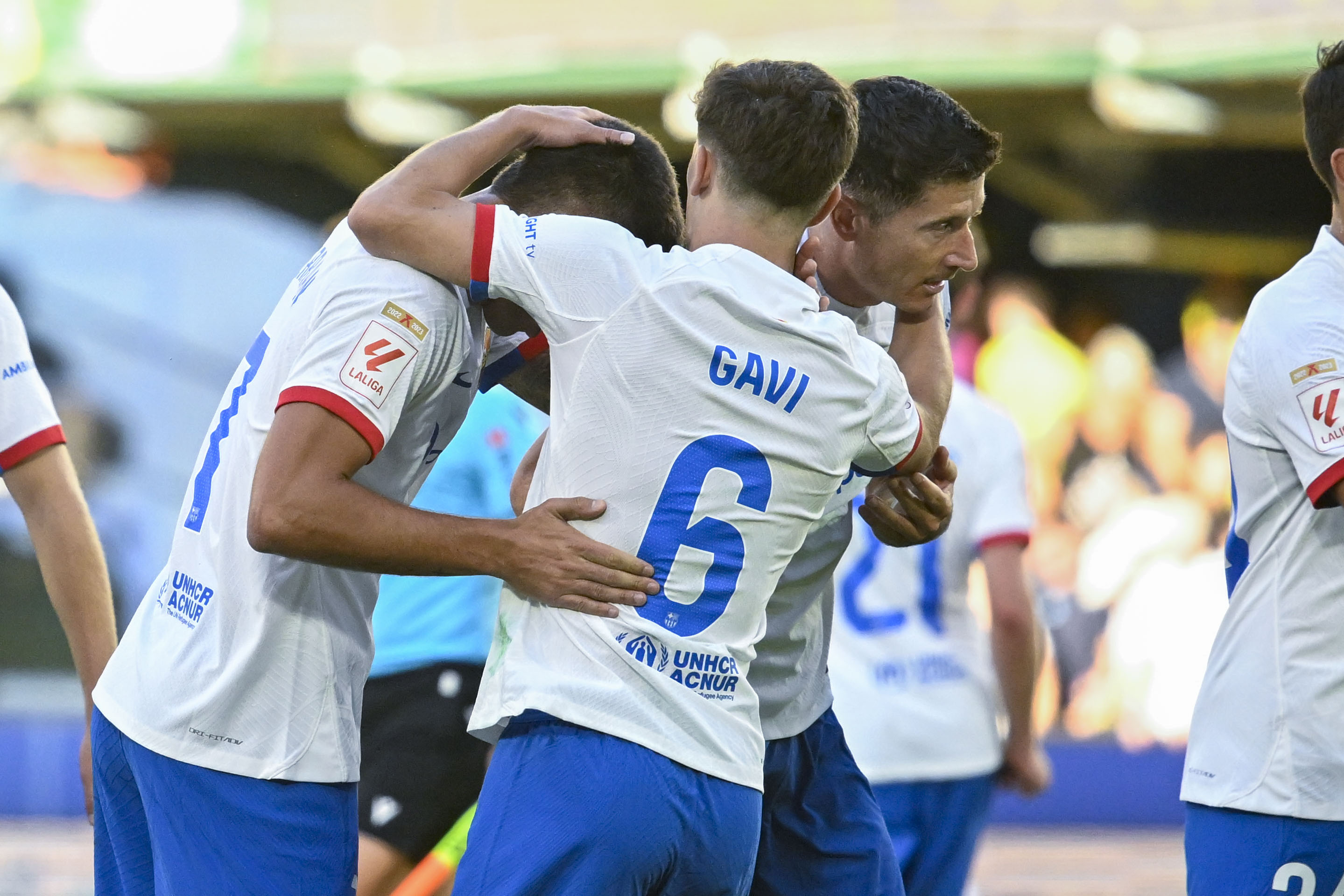 Gavi festeja junto a Lamine Yamal y Robert Lewandowski.
