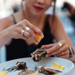 Hay que tener cuidado al consumir ostras crudas. 
