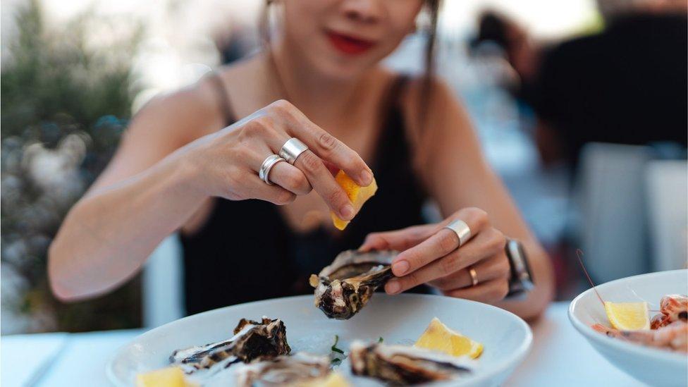 Hay que tener cuidado al consumir ostras crudas. 
