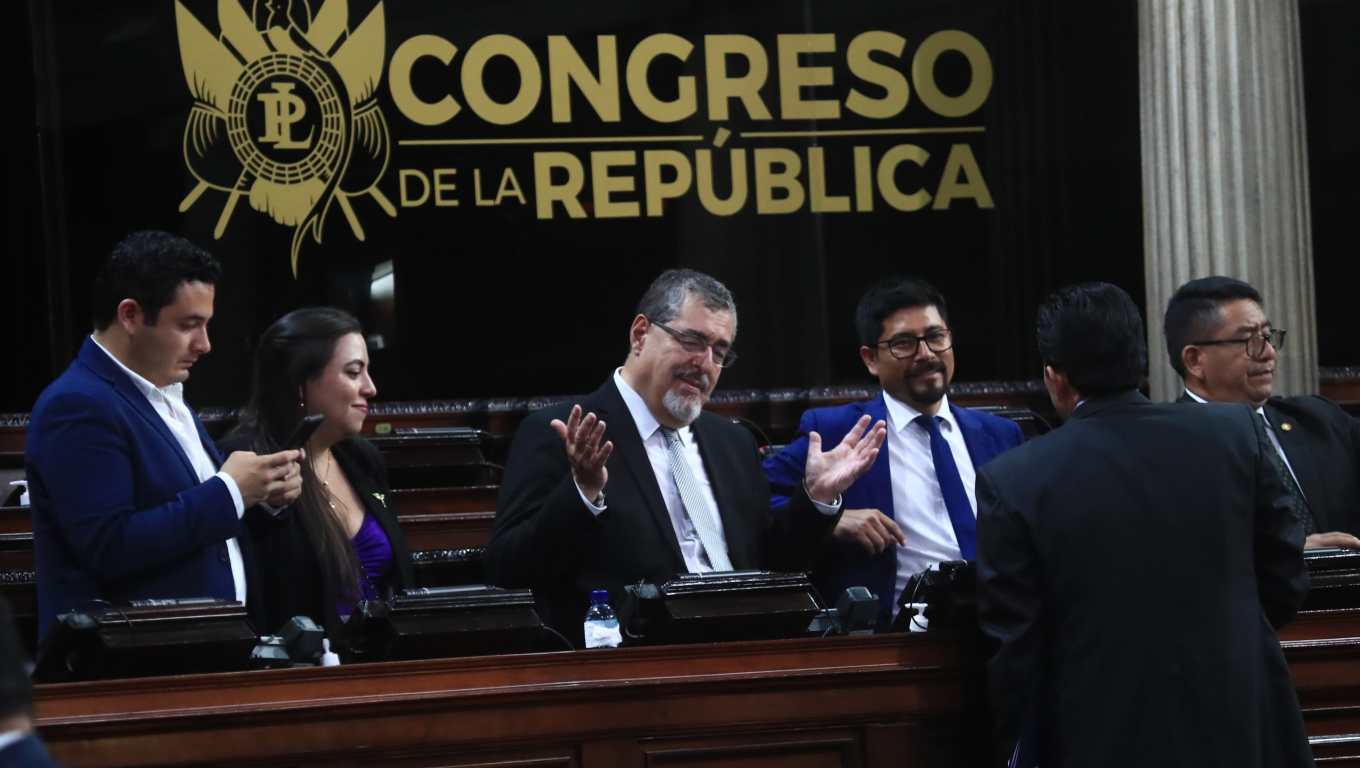 Bernardo Arévalo de León estuvo este miércoles en el área asignada para la bancada Semilla en el hemiciclo parlamentario. (Foto Prensa Libre: Carlos Hernández Ovalle)