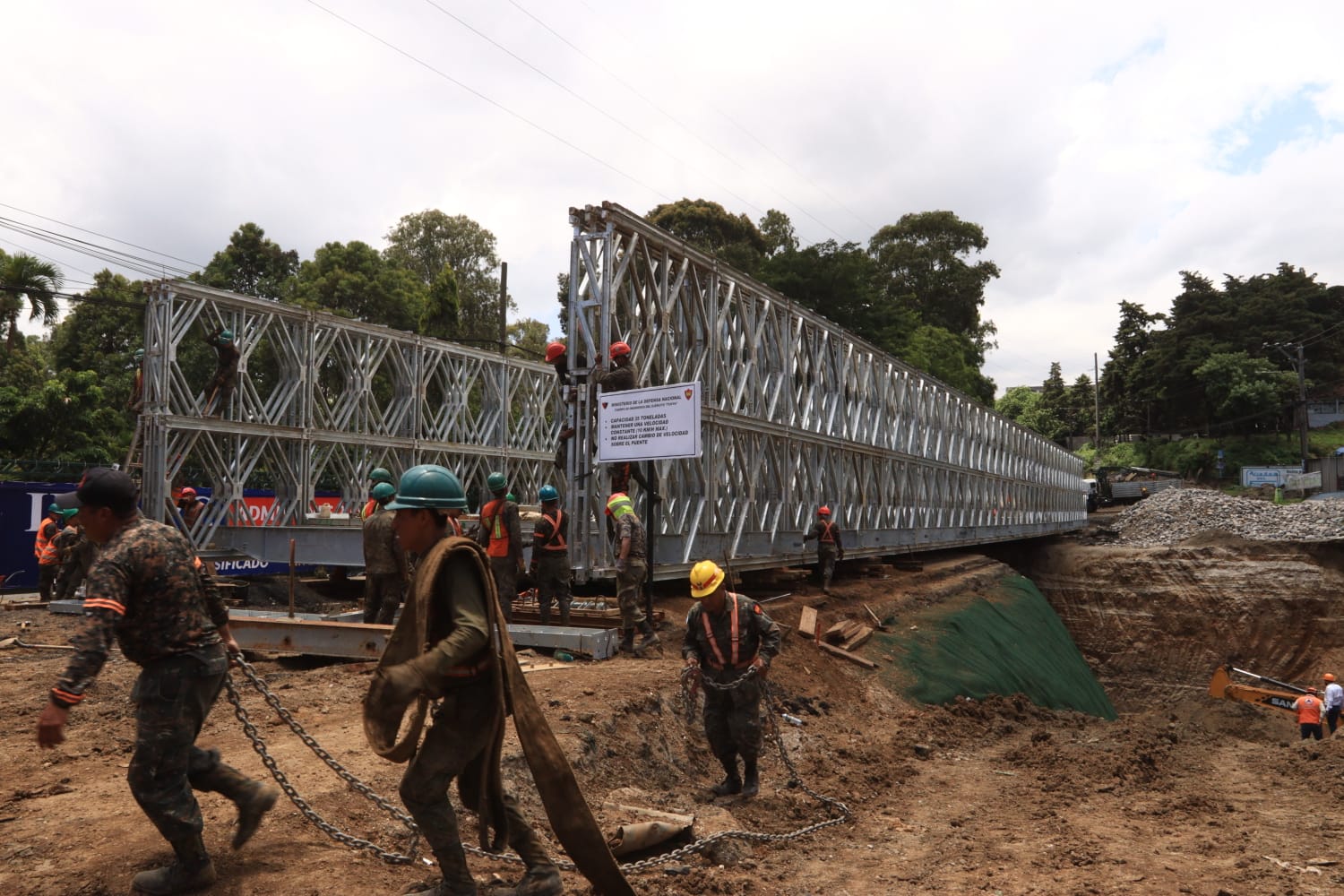 En el lugar del hundimiento, en el km 17.5 de la ruta al Pacífico, las autoridades instalaron un puente temporal. (Foto Prensa Libre: Carmina Montúfar)