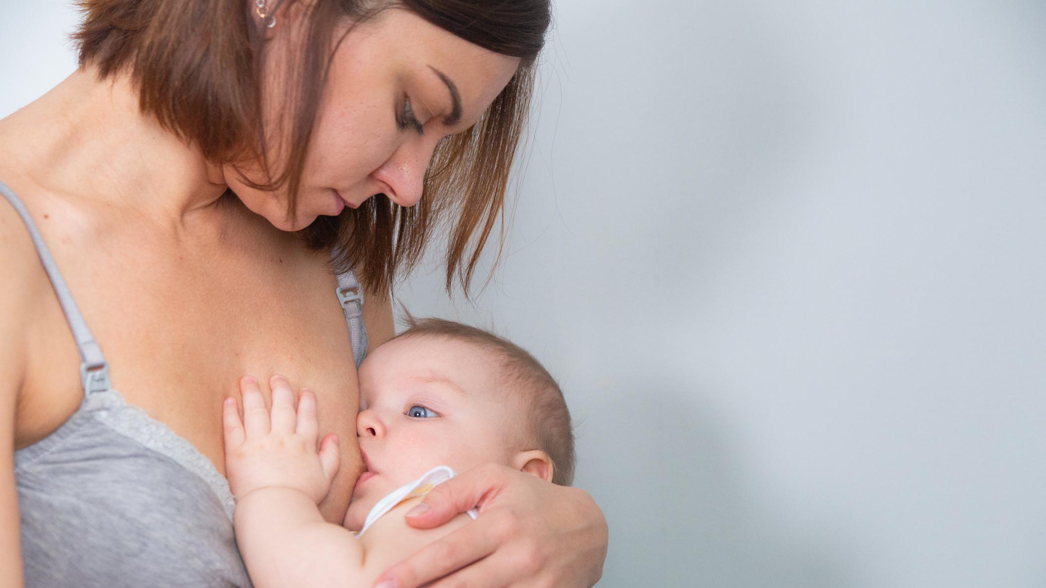 La lactancia materna es una de las formas más eficaces de garantizar la salud y la supervivencia del niño, asegura la OMS. 

Getty Images