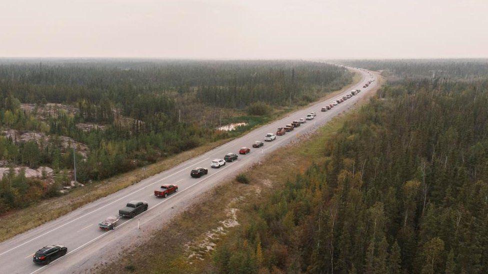 Los coches salían de Yellowknife este miércoles a toda velocidad. (REUTERS)
