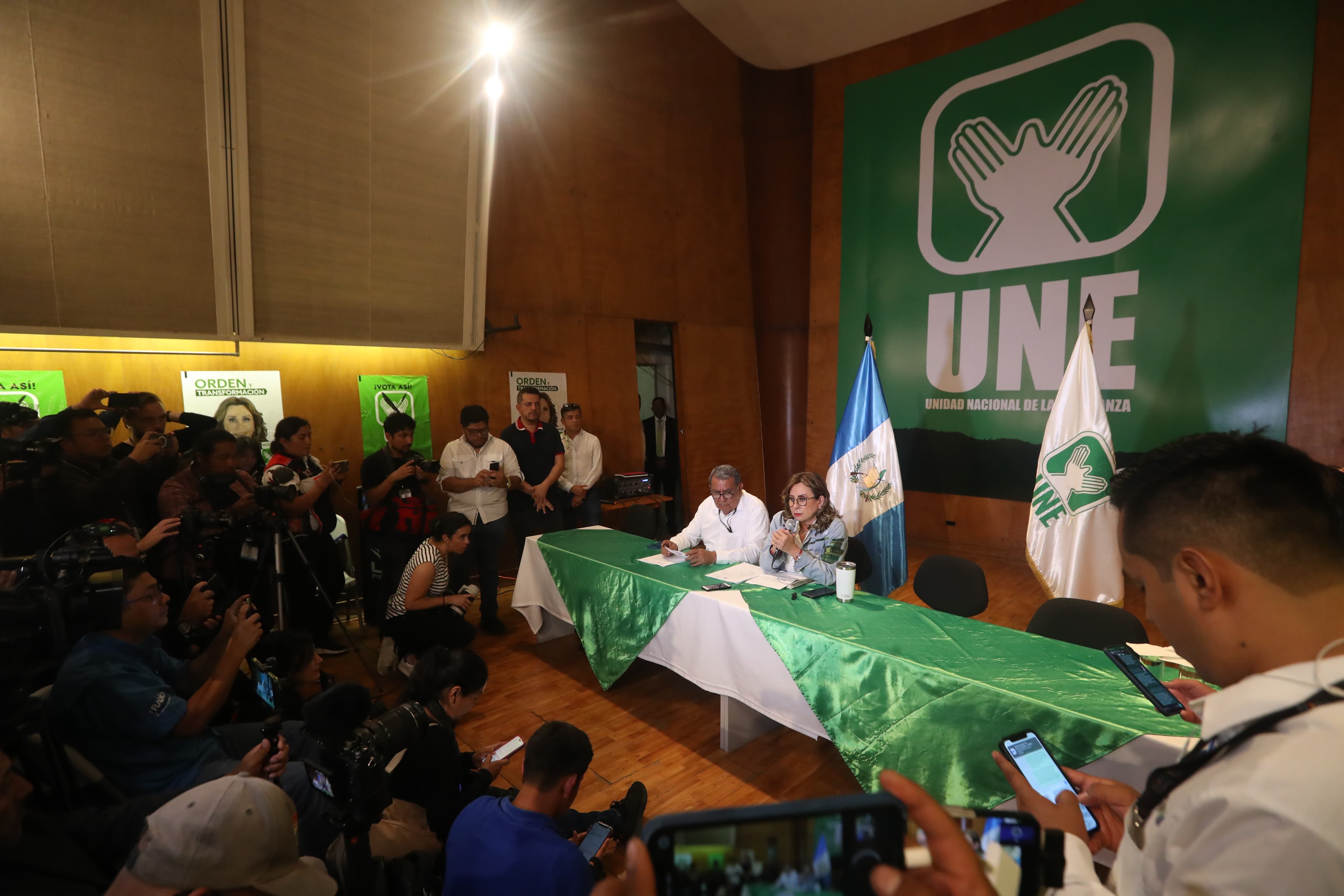 Candidata a la Presidencia, Sandra Torres, en una conferencia de prensa previo al cierre de mesas. (Foto Prensa Libre: Roberto López)