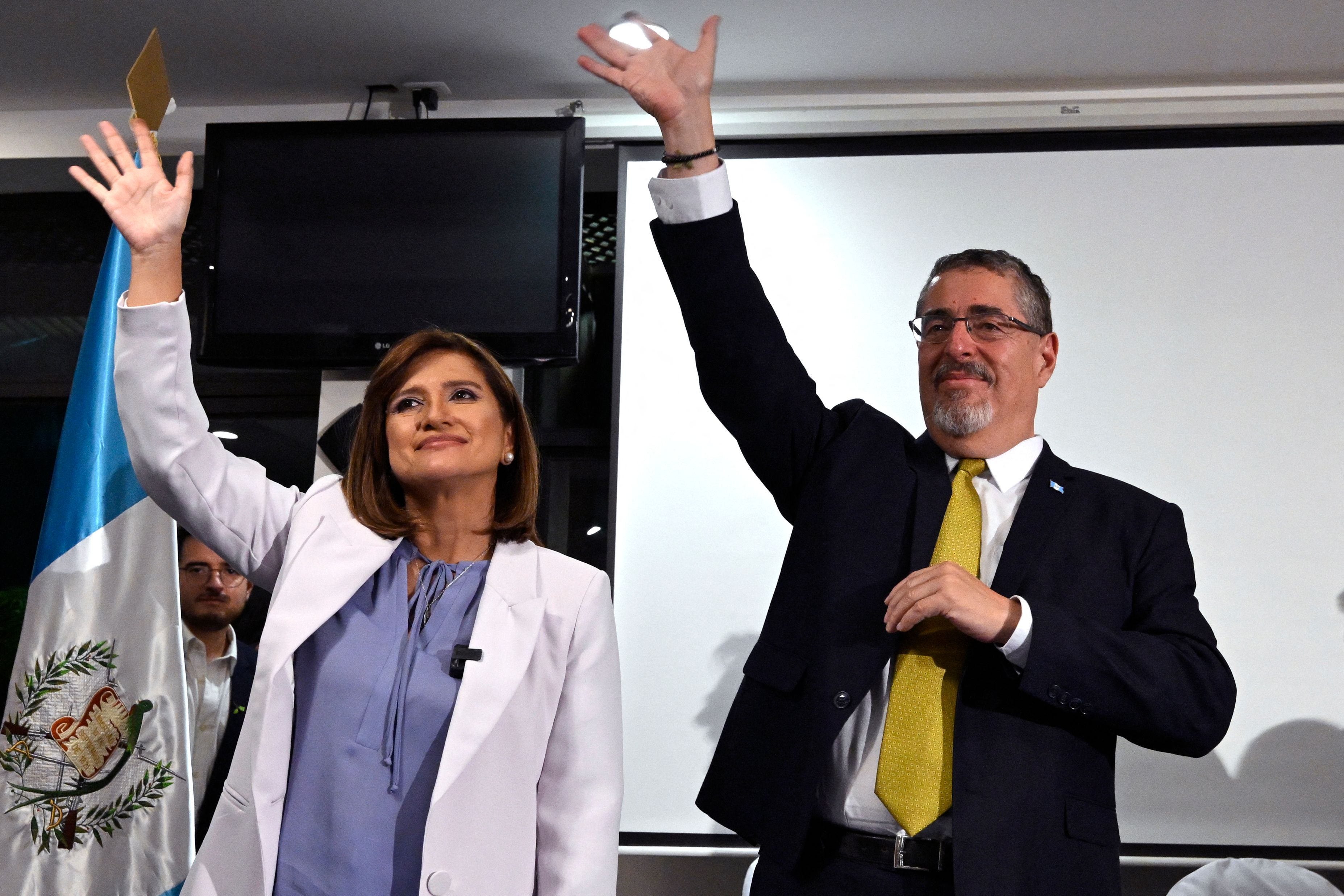 Bernardo Arévalo y Karin Herrera, del Movimiento Semilla tras los resultados que los dan como presidente electo y vicepresidenta electa de Guatemala. (Foto Prensa Libre: AFP)