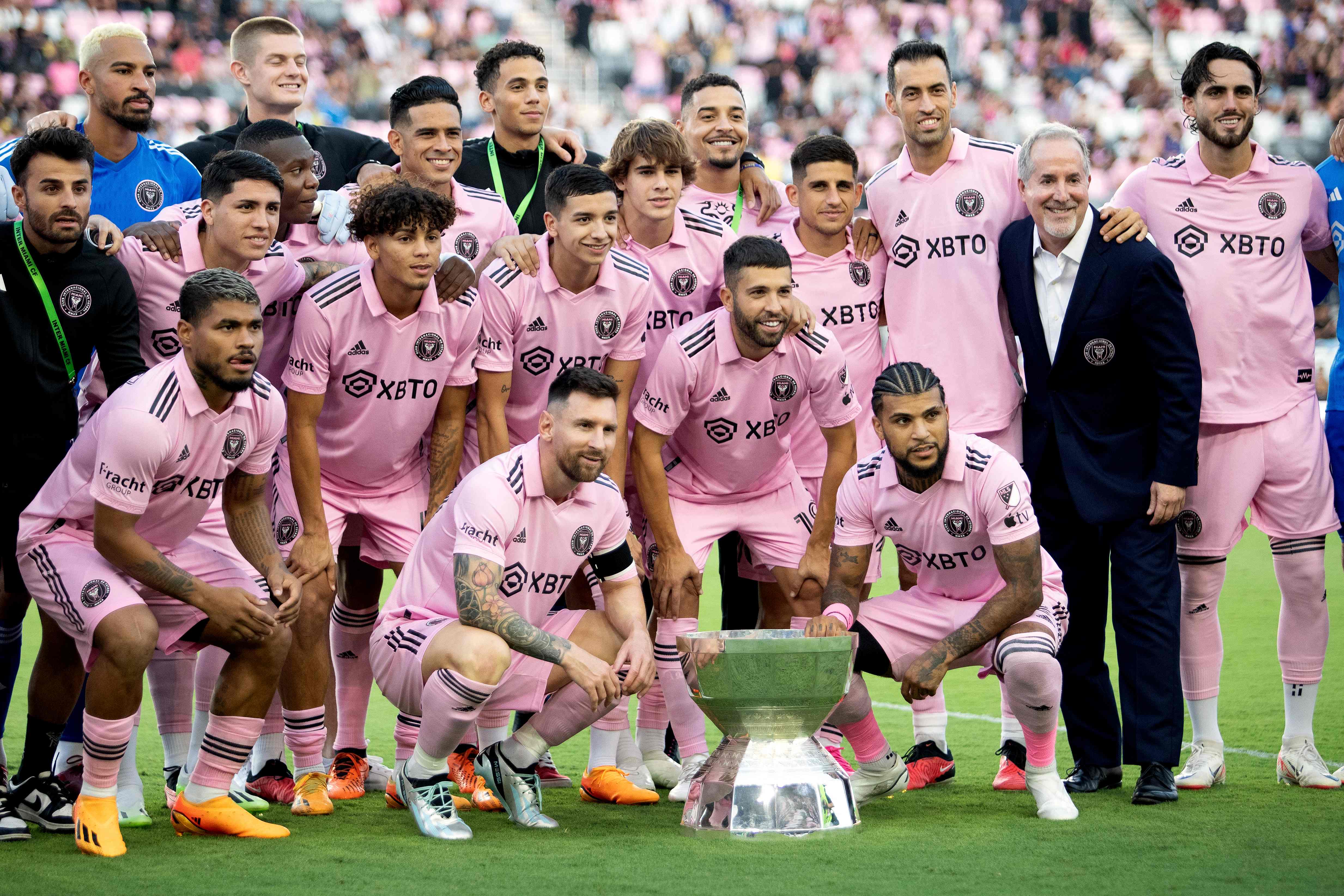 Messi posa junto a un trofeo que conquistó en sus primeros meses en el Inter Miami. Foto Prensa Libre (AFP)