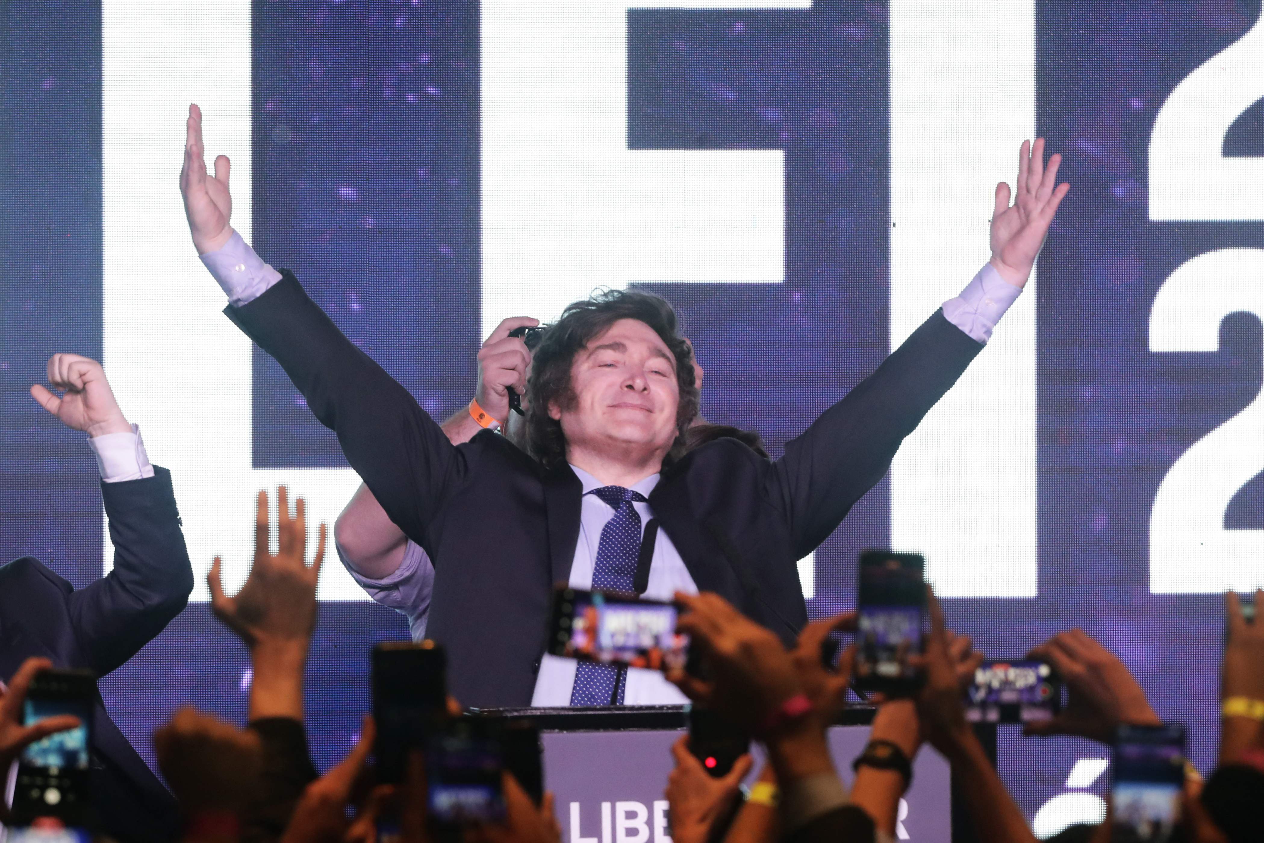 El candidato  Javier Milei  logra la mayoría de los votos en Argentina. (Foto Prensa Libre: AFP)