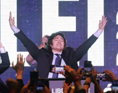 El libertario Milei da la sorpresa y disputará la presidencia de Argentina